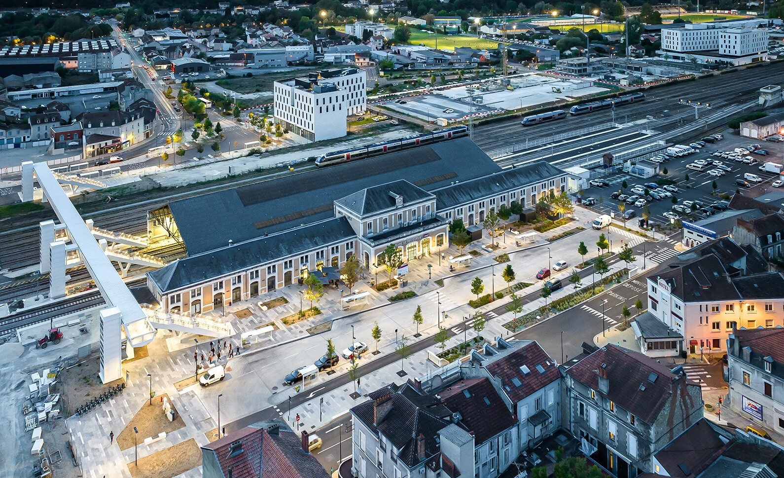 Passerelle et parvis gare@DeclicDecolle
