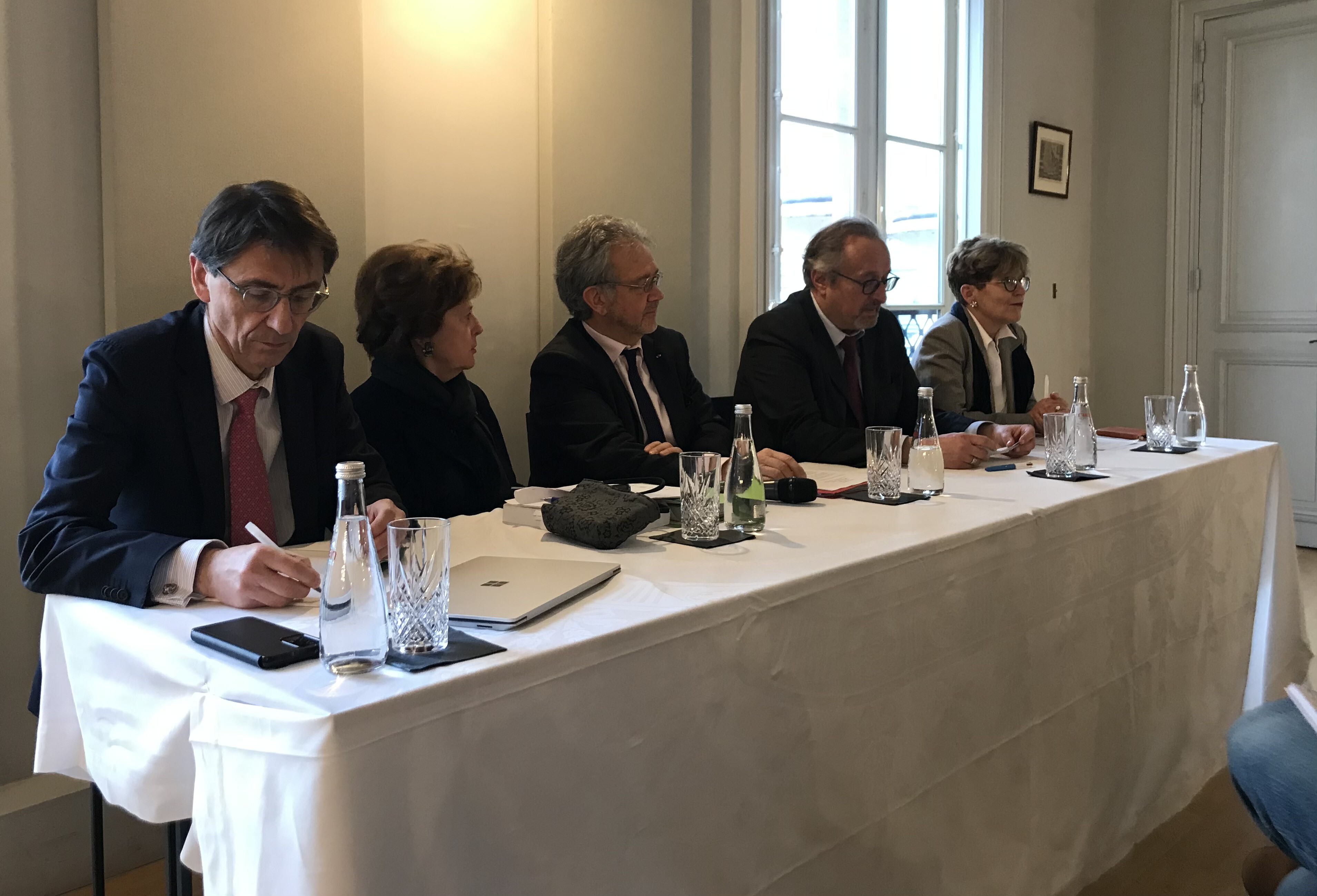 De gauche à droite : Thierry-Xavier Girardot, secrétaire général du CE, Martine de Boisdeffre, présidente de la section des études du CE, Didier-Rolland Tabuteau, vice-président du CE,Christophe Chantepy, président de la section du contentieux du CE et Christine Mauguë, présidente de la section de l'administration du CE