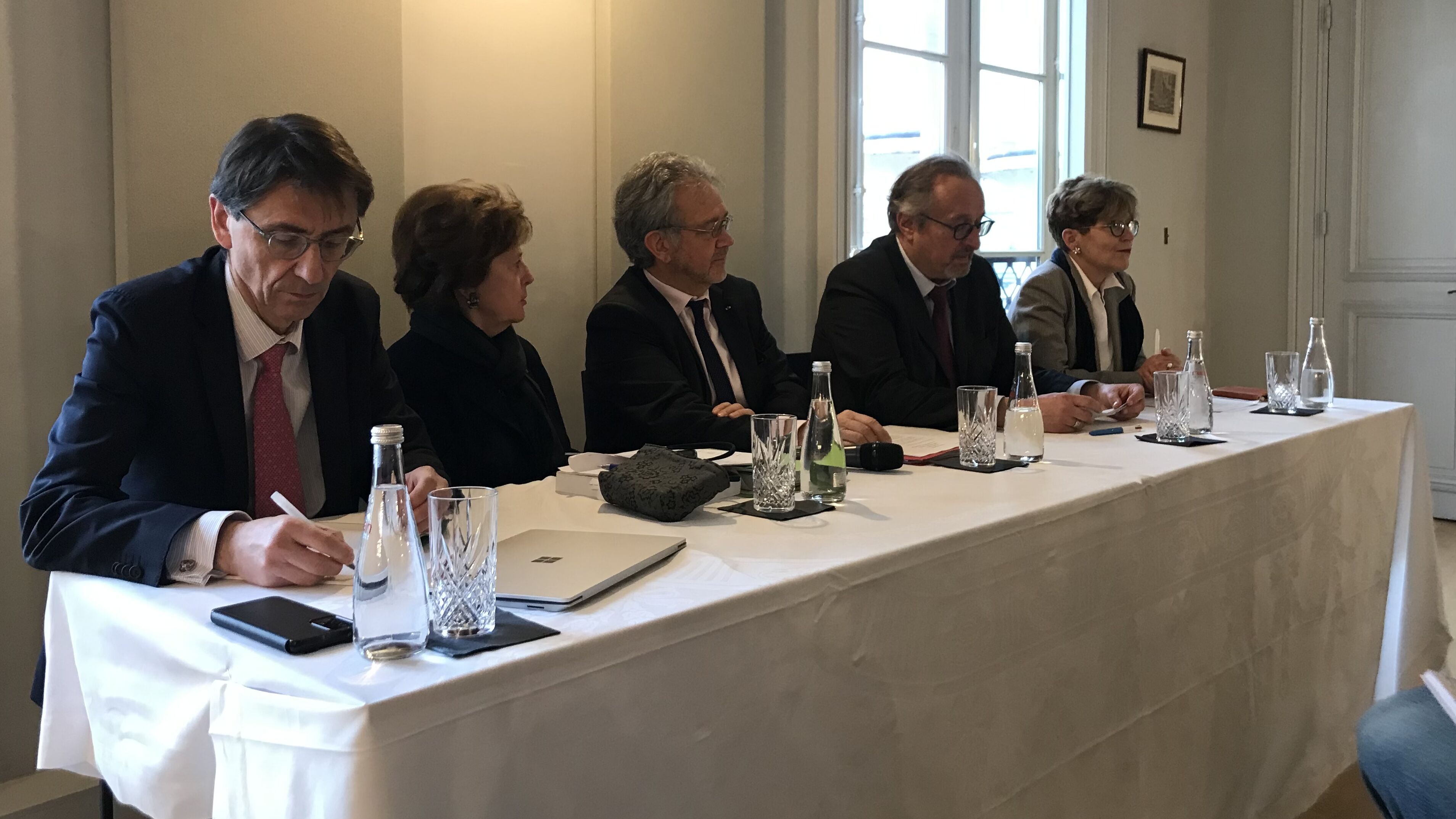 De gauche à droite : Thierry-Xavier Girardot, secrétaire général du CE, Martine de Boisdeffre, présidente de la section des études du CE, Didier-Rolland Tabuteau, vice-président du CE,Christophe Chantepy, président de la section du contentieux du CE et Christine Mauguë, présidente de la section de l'administration du CE