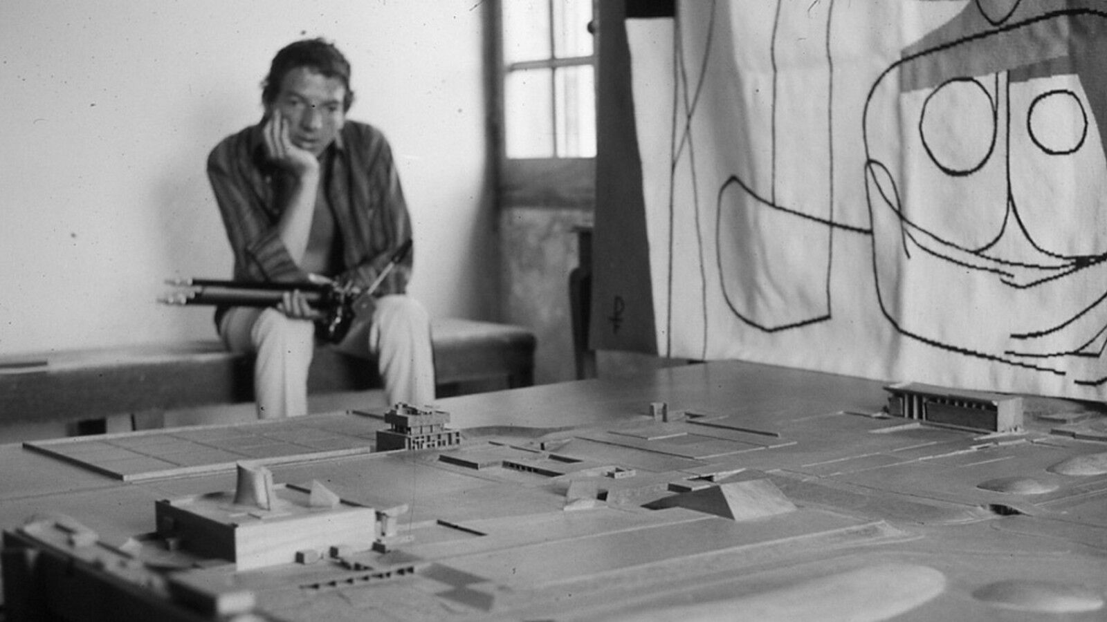 Henri ciriani devant la maquette de chandigarh (1)