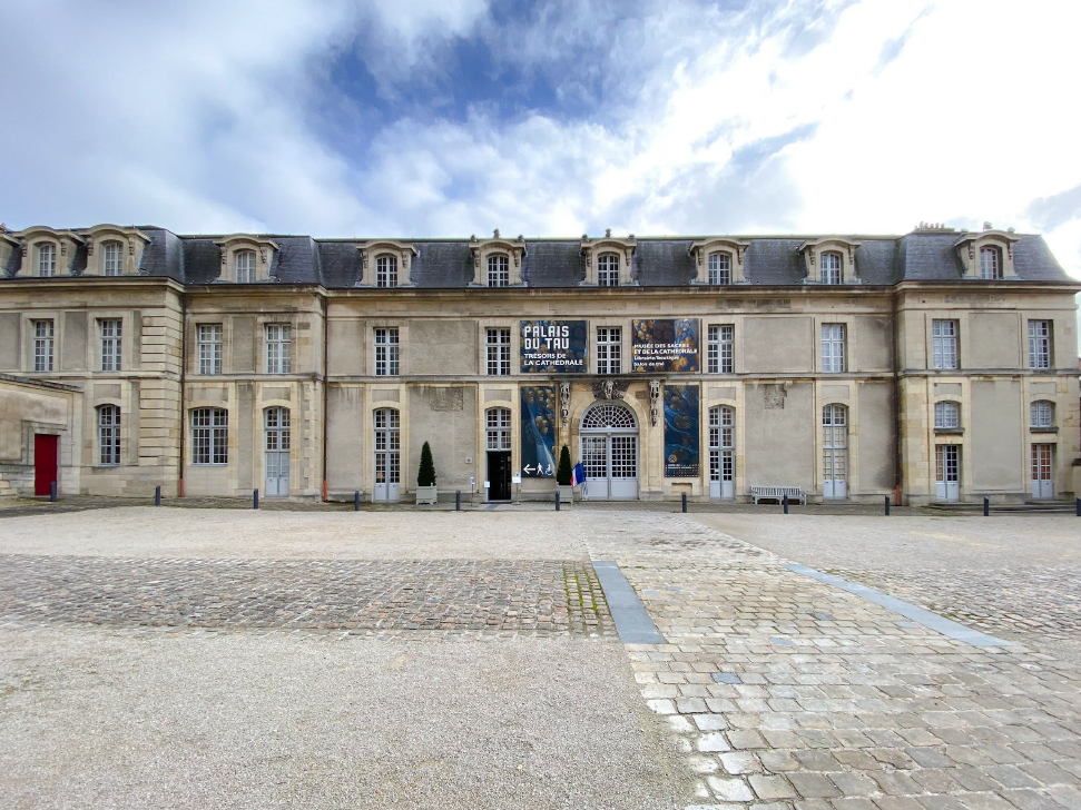 Reims   Palais du Tau   cours (1)