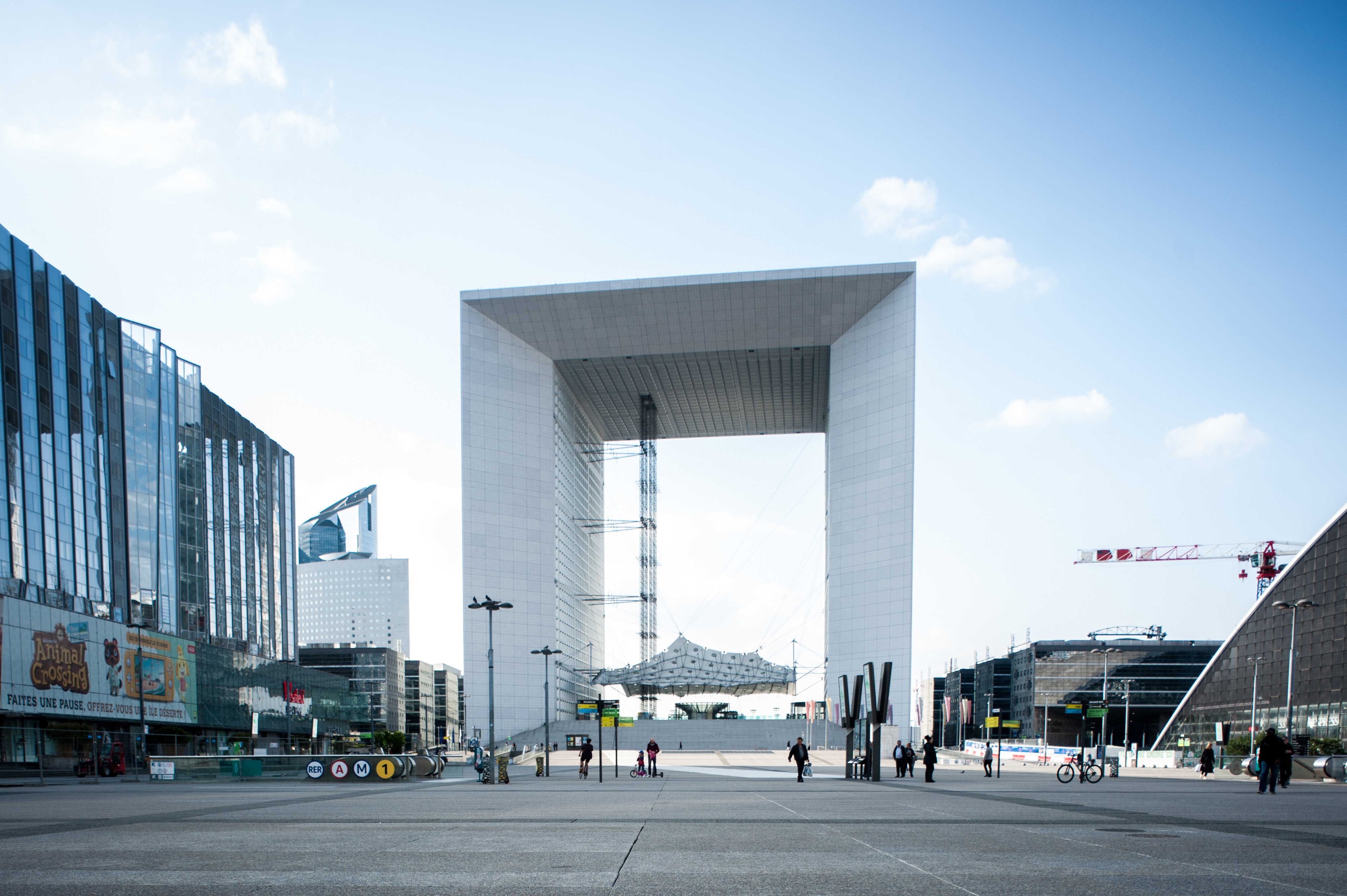 La Grande Arche de la Défense, qui héberge les services du ministère de l'Aménagement du territoire et de la Transition écologique, doit voir ses espaces être restructurés dans le cadre de la politique de rationalisation de la DIE