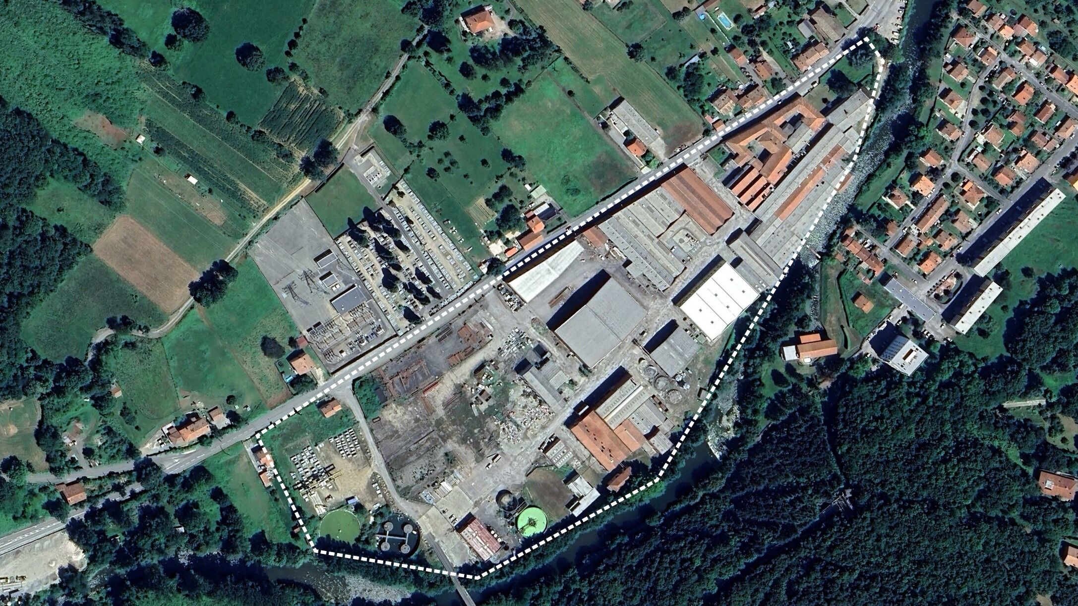 Vue aérienne sur la papeterie Ledar